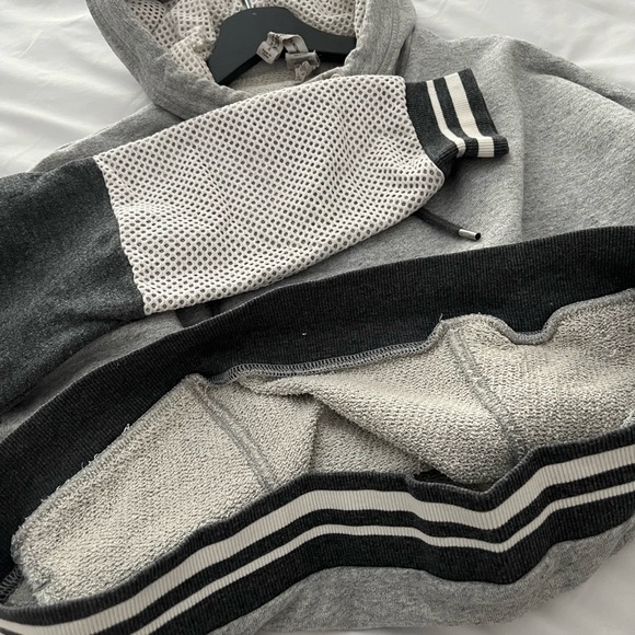 Pullover Lorna Jane hoodie with pockets - Picture 4 of 4